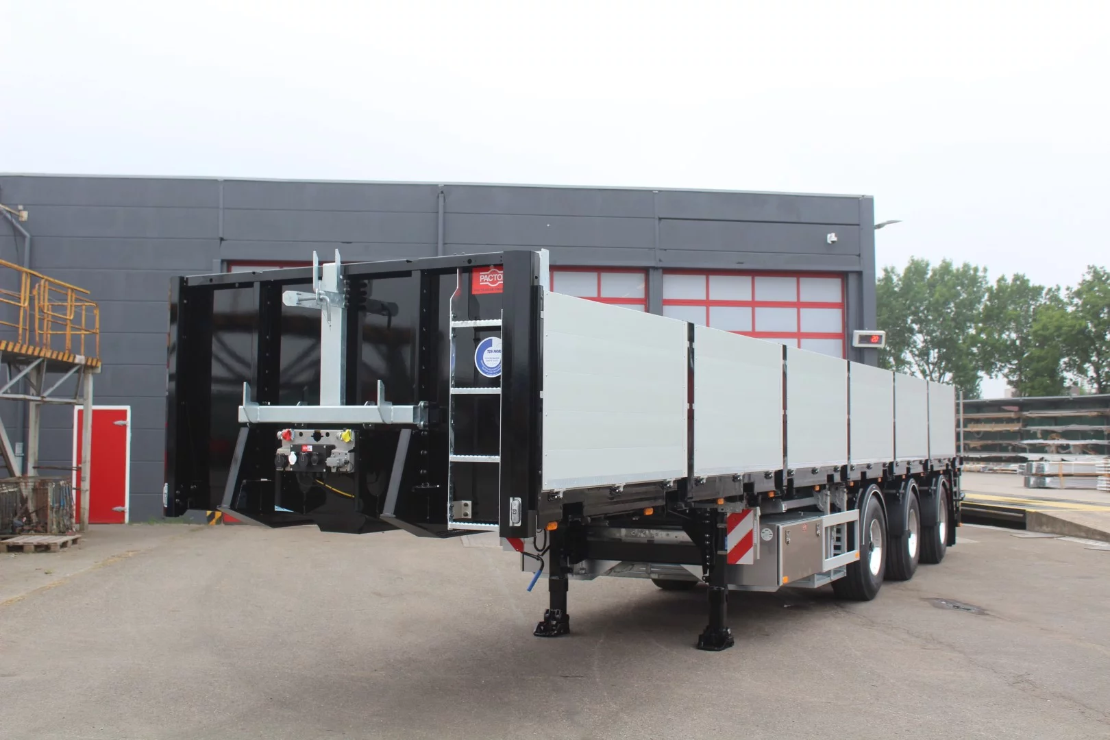 Luyckx and Pacton join forces for package deals