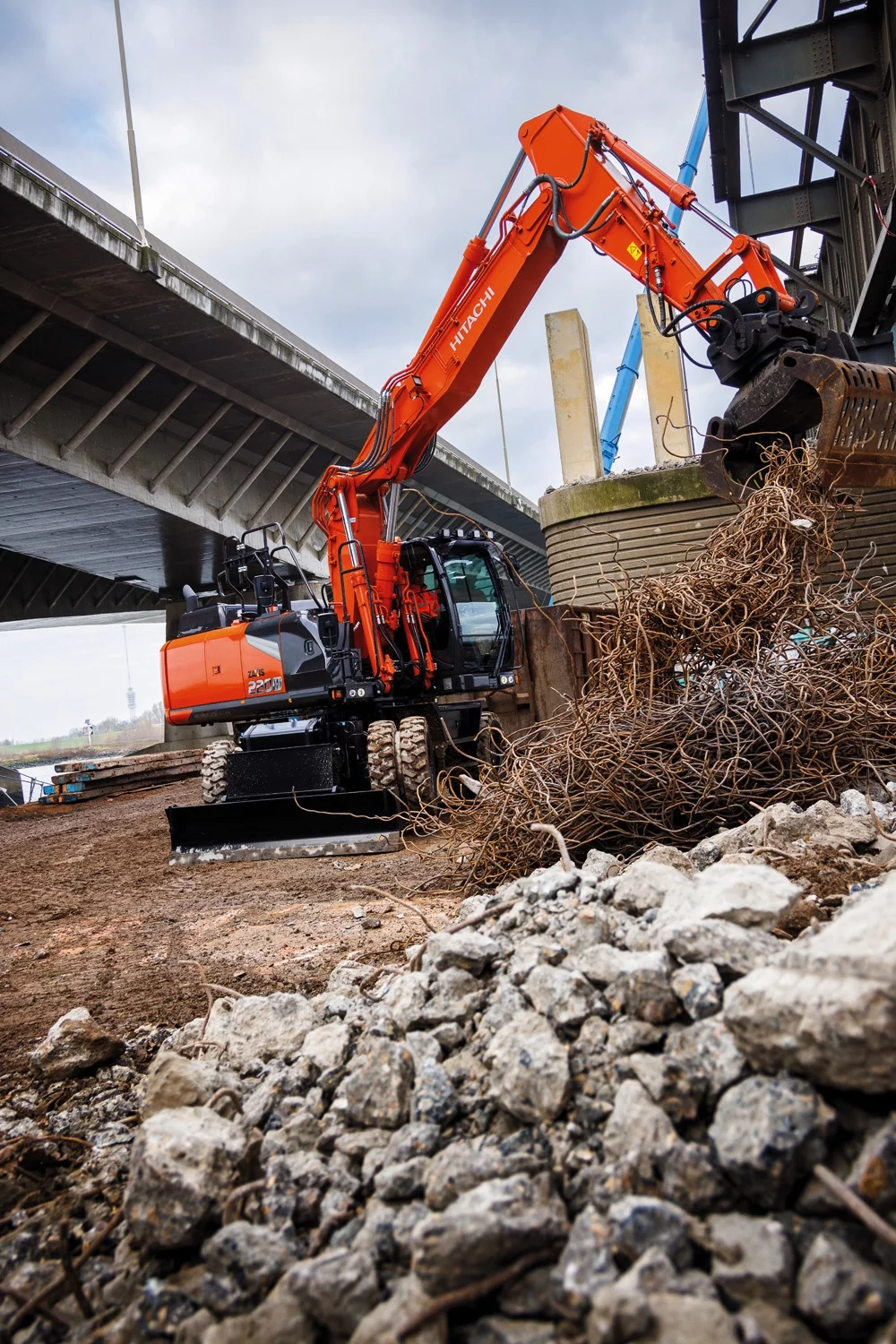 Hitachi launches largest model in Zaxis-7 series: ZX220W-7