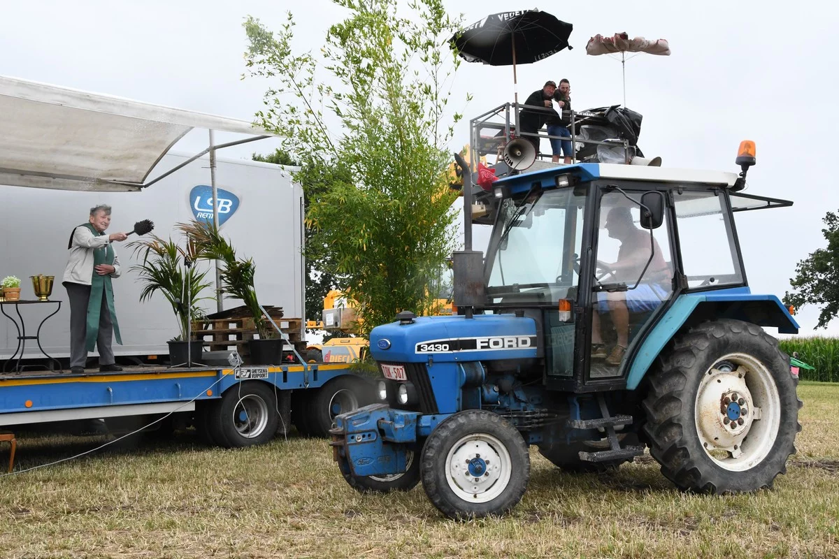 Tractor dedication Brecht: approximately 300 tractors blessed for charity