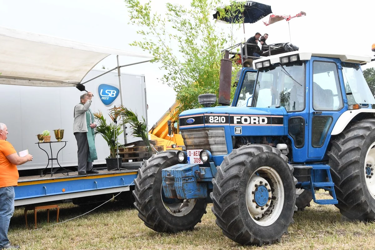 Tractor dedication Brecht: approximately 300 tractors blessed for charity
