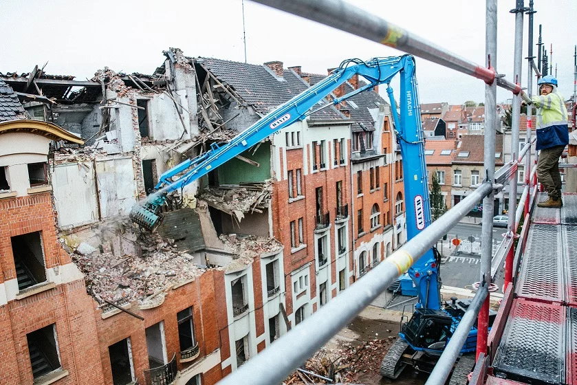 GROUP WANTY takes delivery of its High demolition ZX490LCH-6.