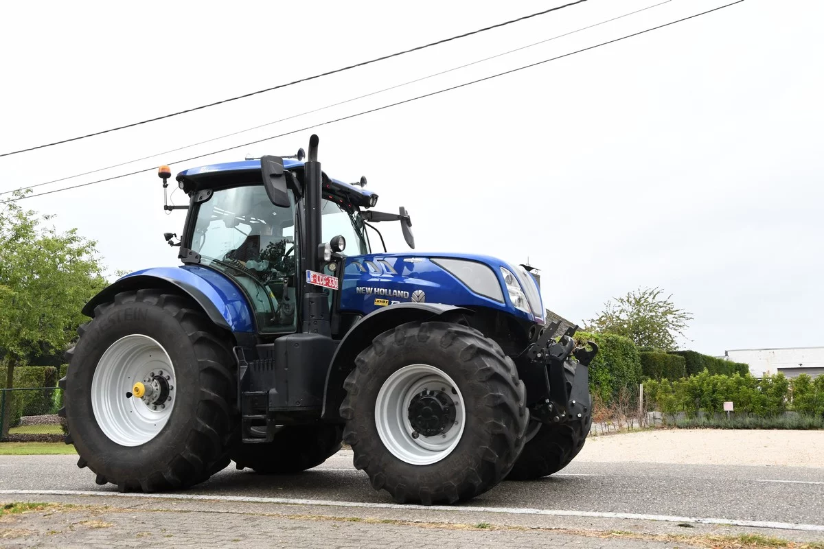 Tractor dedication Brecht: approximately 300 tractors blessed for charity