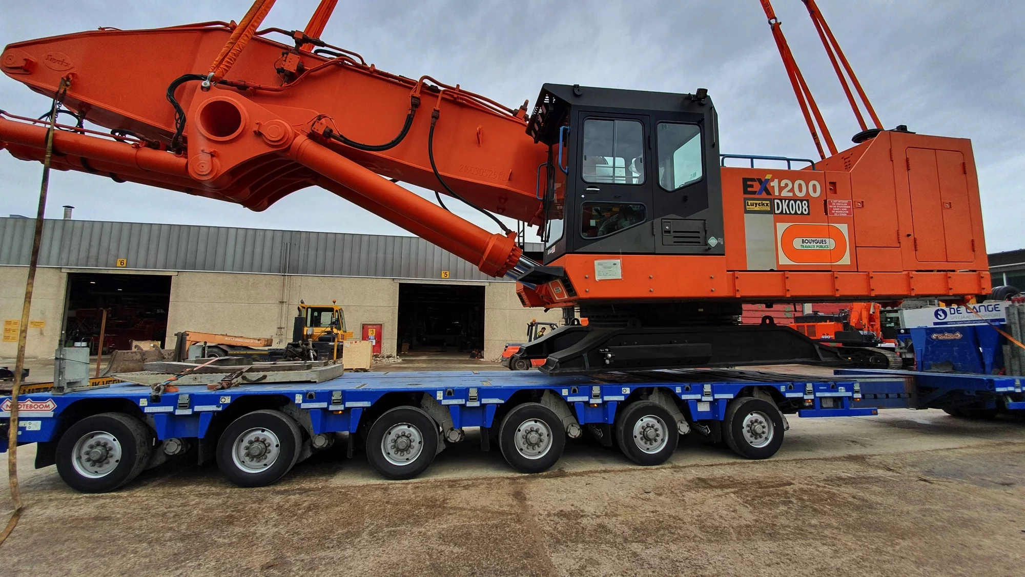 EX1200-6 on its way on 10 trucks to the South of France