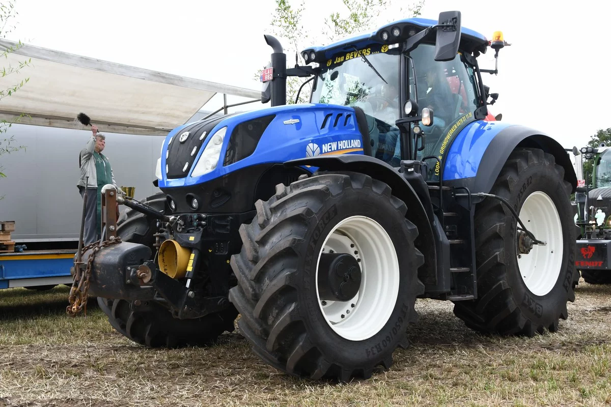 Tractor dedication Brecht: approximately 300 tractors blessed for charity
