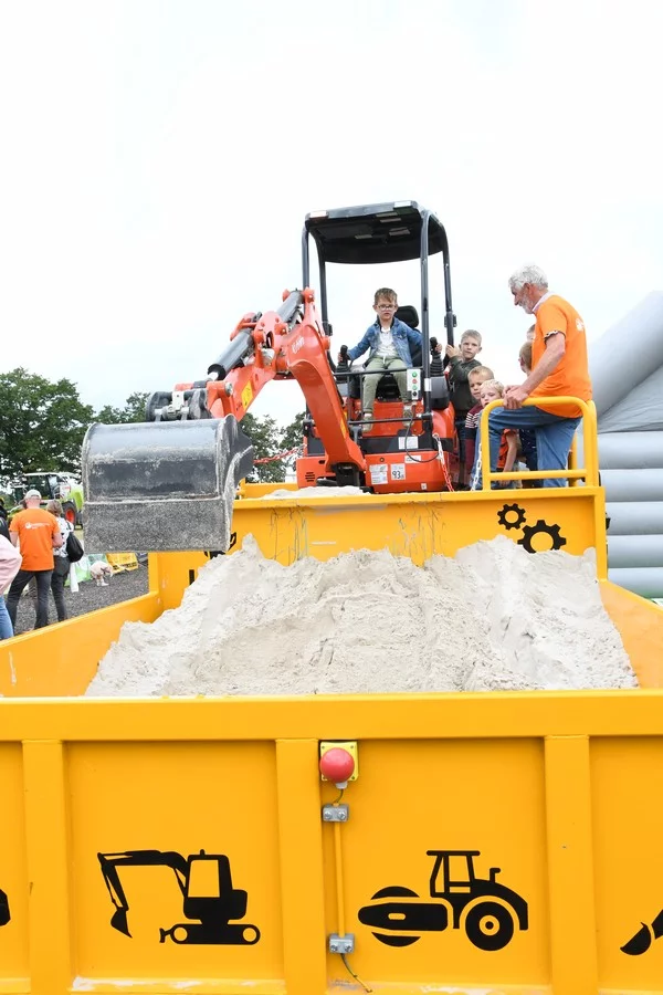 Tractor dedication Brecht: approximately 300 tractors blessed for charity