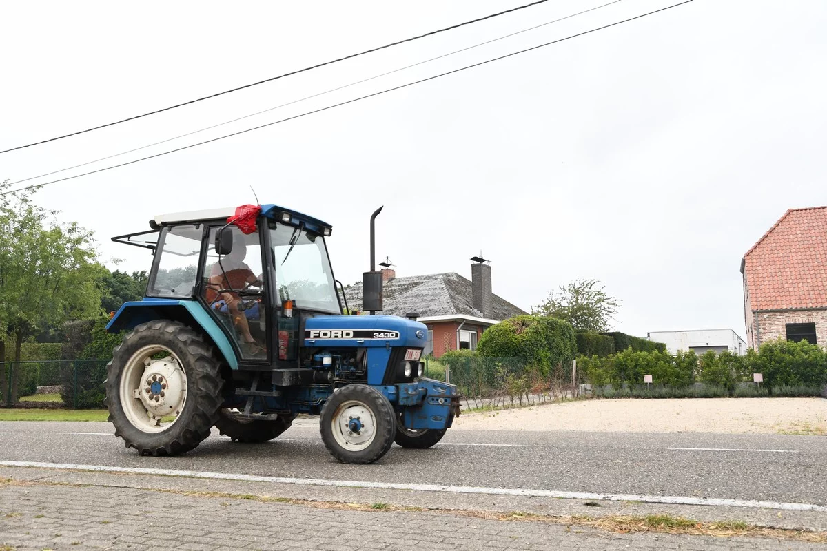 DÉVOILEMENT D'UN TRACTEUR BRECHT: quelque 300 tracteurs bénis au profit d'une œuvre caritative