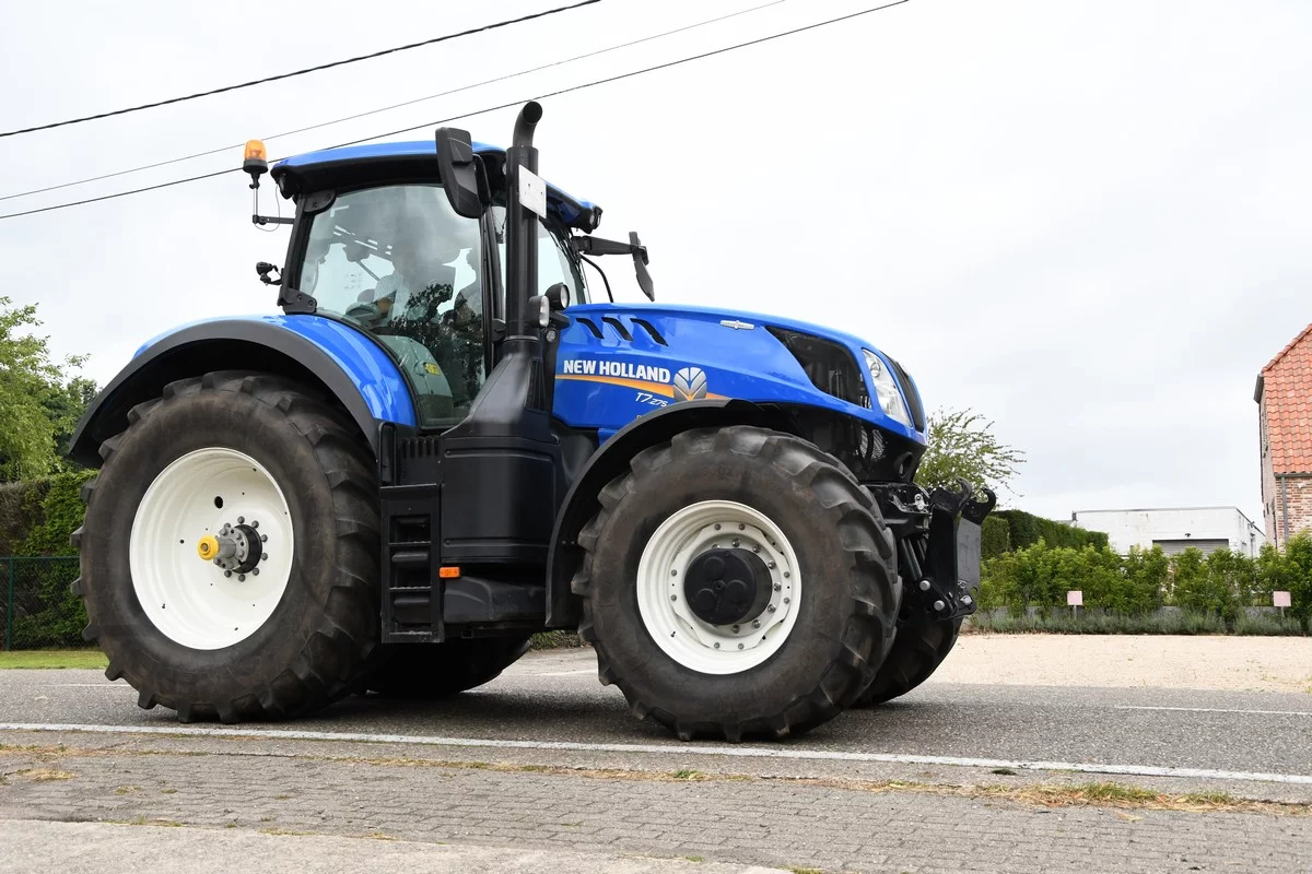 DÉVOILEMENT D'UN TRACTEUR BRECHT: quelque 300 tracteurs bénis au profit d'une œuvre caritative