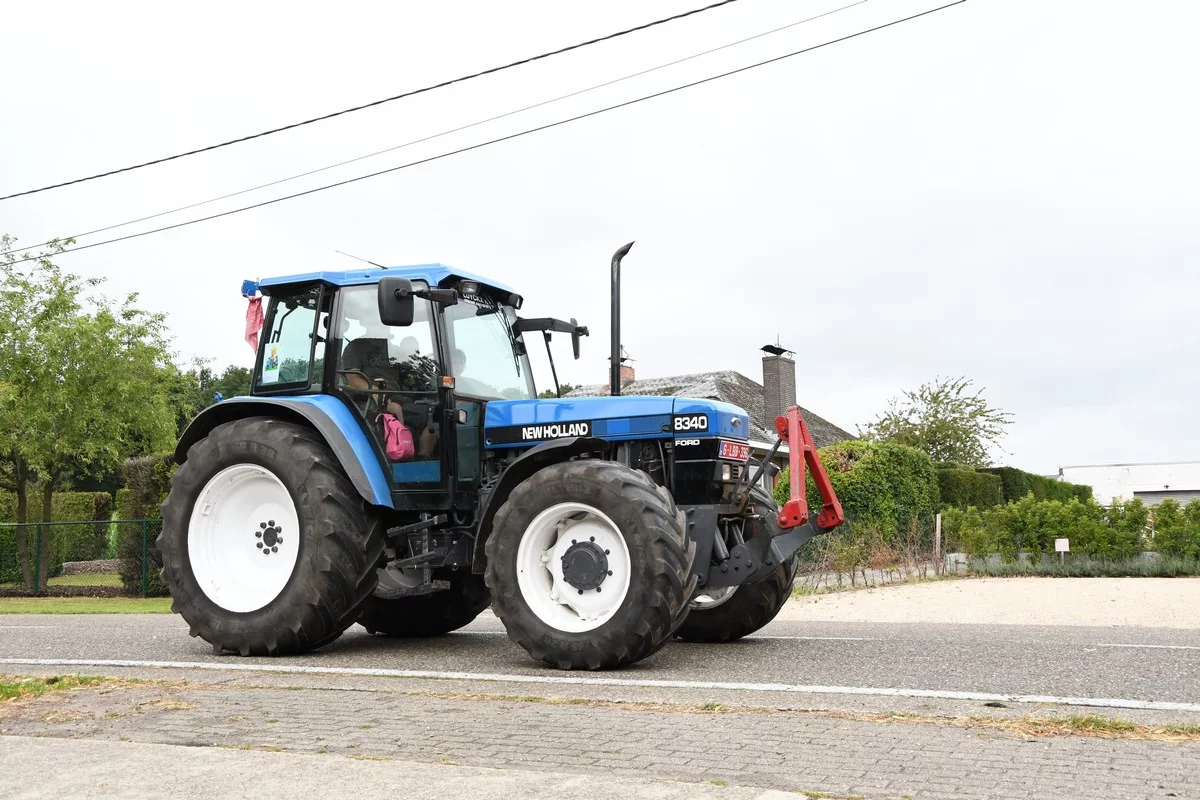 DÉVOILEMENT D'UN TRACTEUR BRECHT: quelque 300 tracteurs bénis au profit d'une œuvre caritative