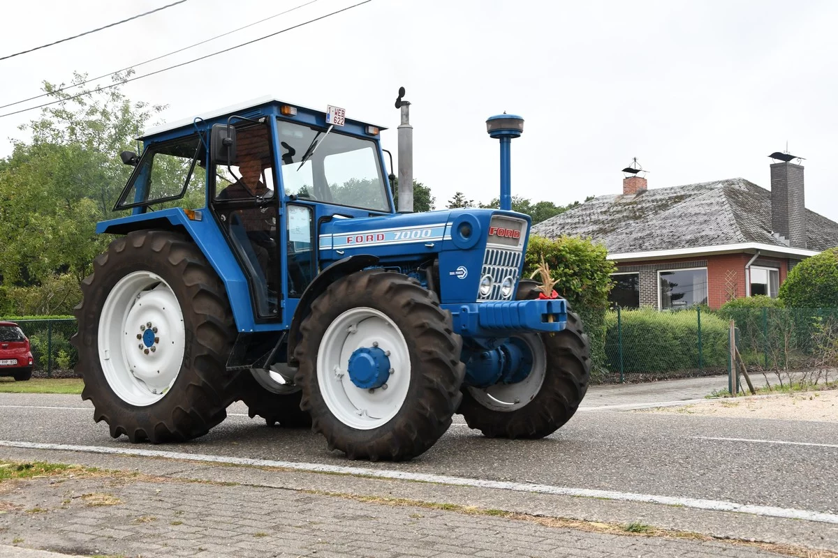 DÉVOILEMENT D'UN TRACTEUR BRECHT: quelque 300 tracteurs bénis au profit d'une œuvre caritative