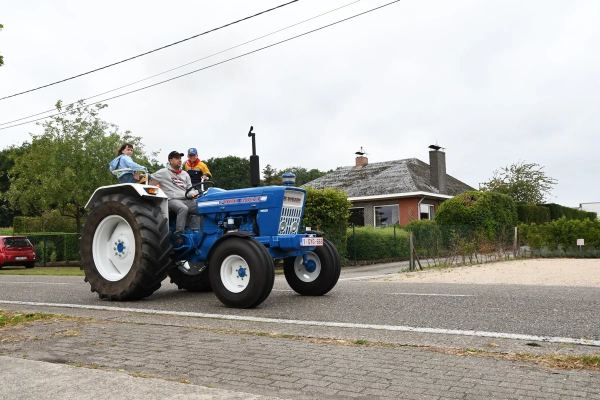DÉVOILEMENT D'UN TRACTEUR BRECHT: quelque 300 tracteurs bénis au profit d'une œuvre caritative