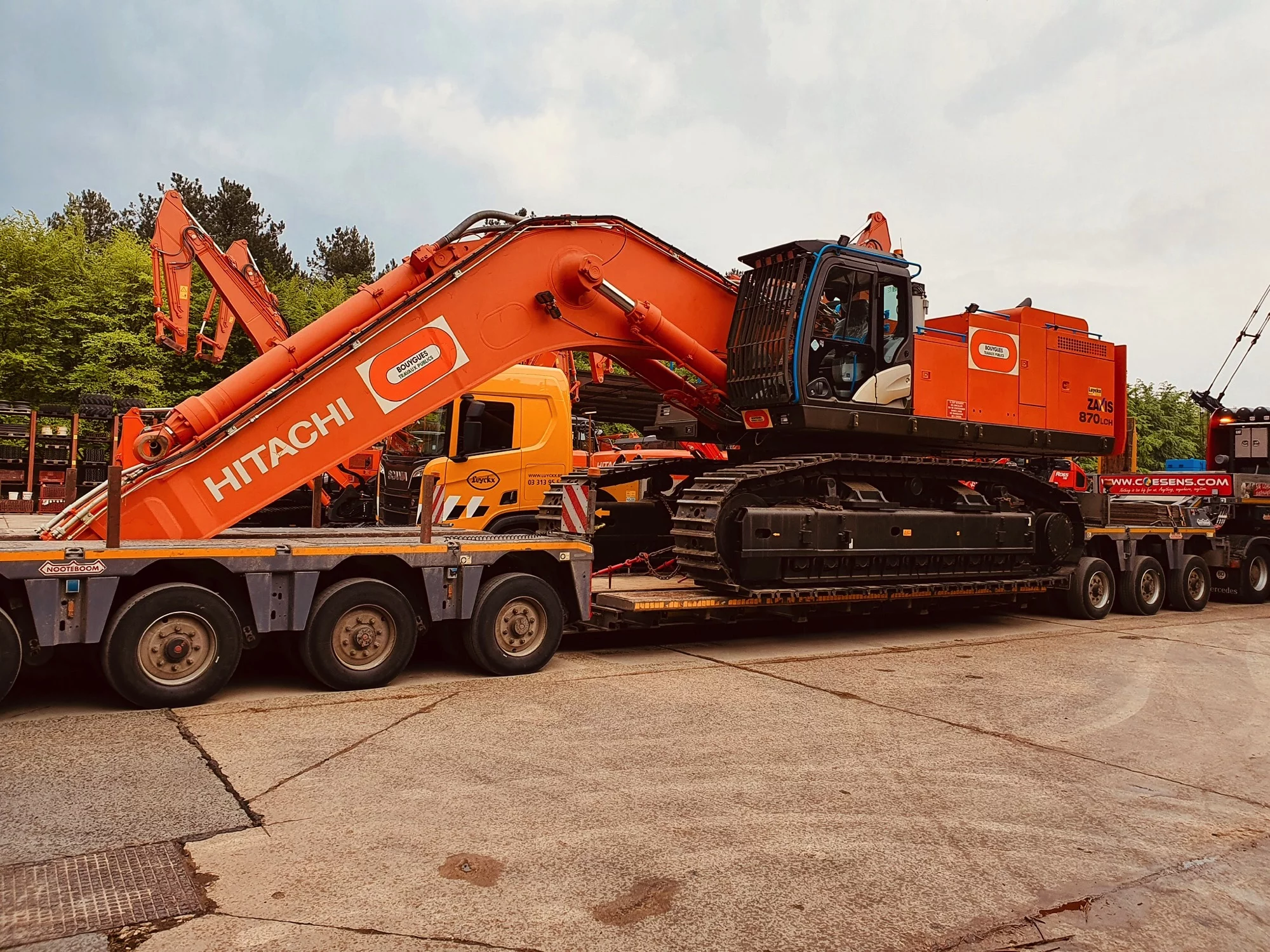 Hitachi ZX870 pour Bouygues travaux publiques