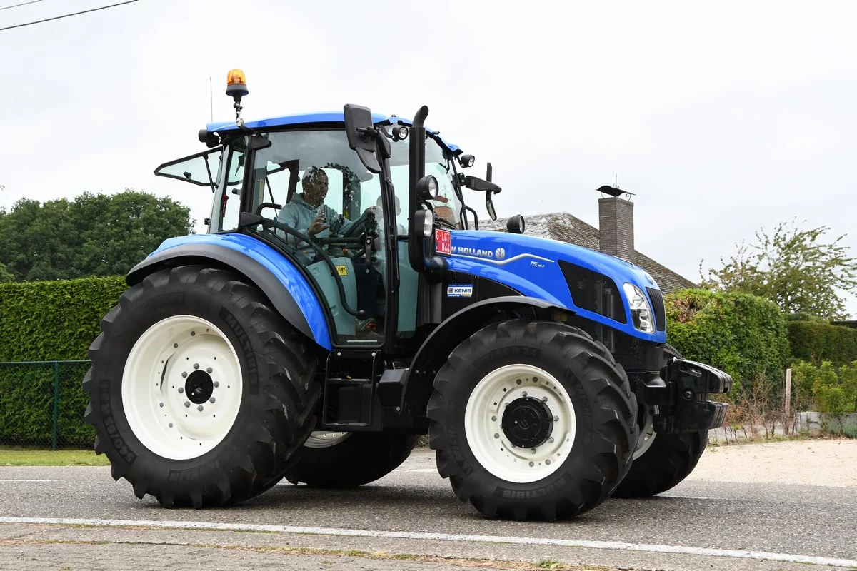 DÉVOILEMENT D'UN TRACTEUR BRECHT: quelque 300 tracteurs bénis au profit d'une œuvre caritative