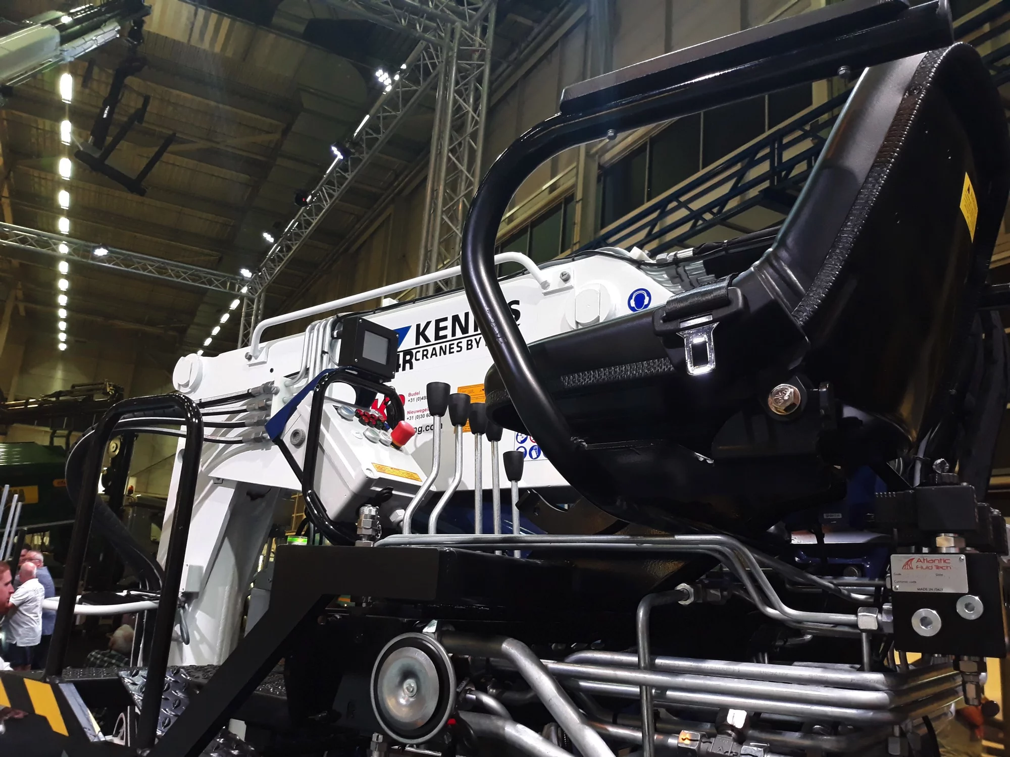 Premier pas vers la propulsion zéro émission avec les grues Kennis R14 et R16 E-Power