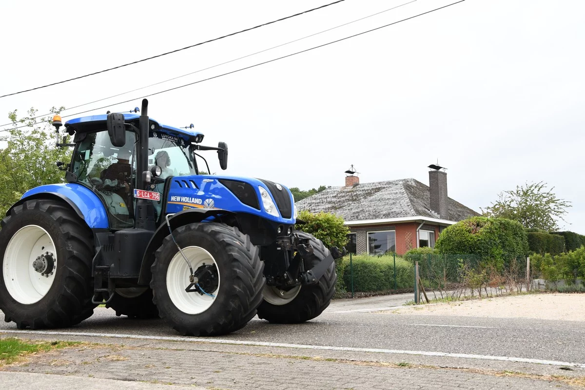 DÉVOILEMENT D'UN TRACTEUR BRECHT: quelque 300 tracteurs bénis au profit d'une œuvre caritative