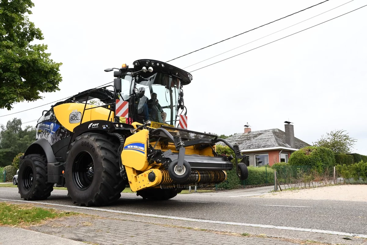 DÉVOILEMENT D'UN TRACTEUR BRECHT: quelque 300 tracteurs bénis au profit d'une œuvre caritative