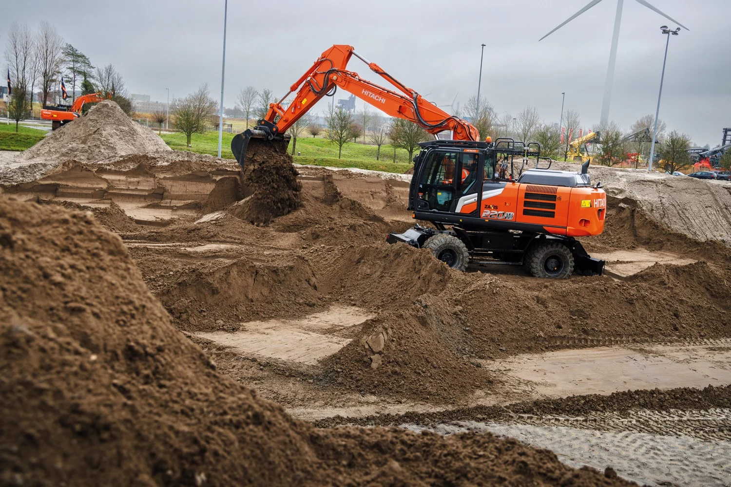 Hitachi dévoile le plus grand modèle de la série Zaxis-7 : ZX220W-7