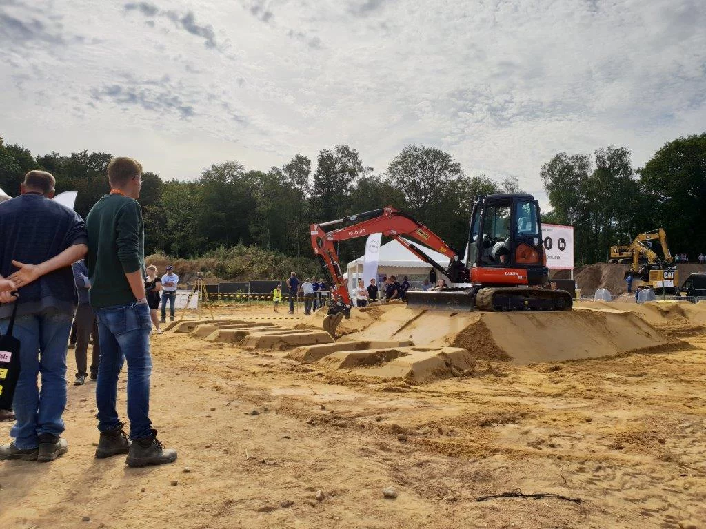Oeuvre d'art lors des DemoDays avec HITACHI ZX140W-6