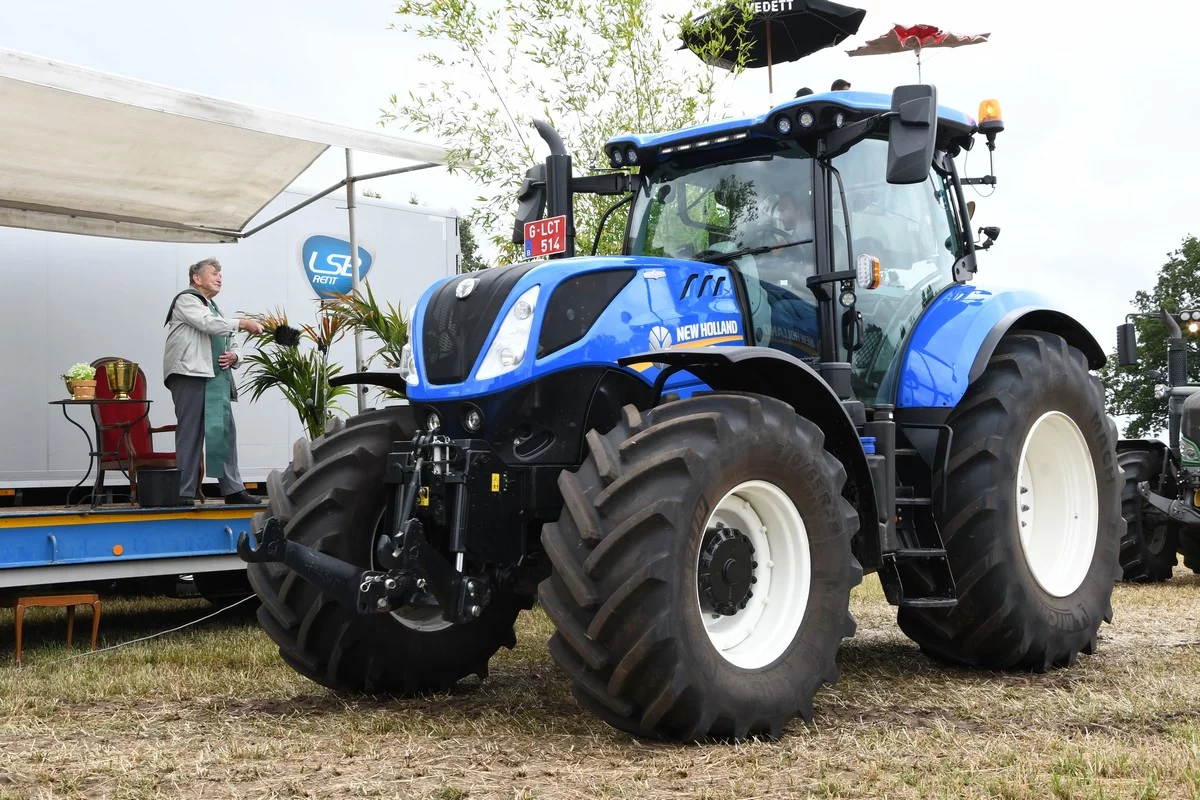 DÉVOILEMENT D'UN TRACTEUR BRECHT: quelque 300 tracteurs bénis au profit d'une œuvre caritative