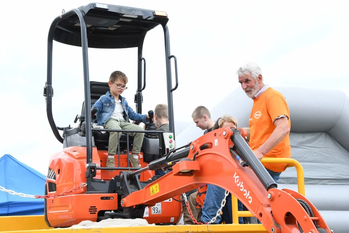 DÉVOILEMENT D'UN TRACTEUR BRECHT: quelque 300 tracteurs bénis au profit d'une œuvre caritative