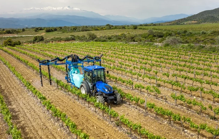Livraison du premier New Holland T4.100F à voie étroite (étape V)