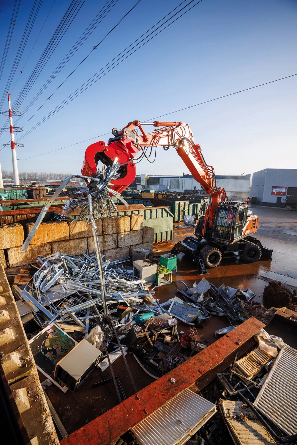 Hitachi dévoile le plus grand modèle de la série Zaxis-7 : ZX220W-7