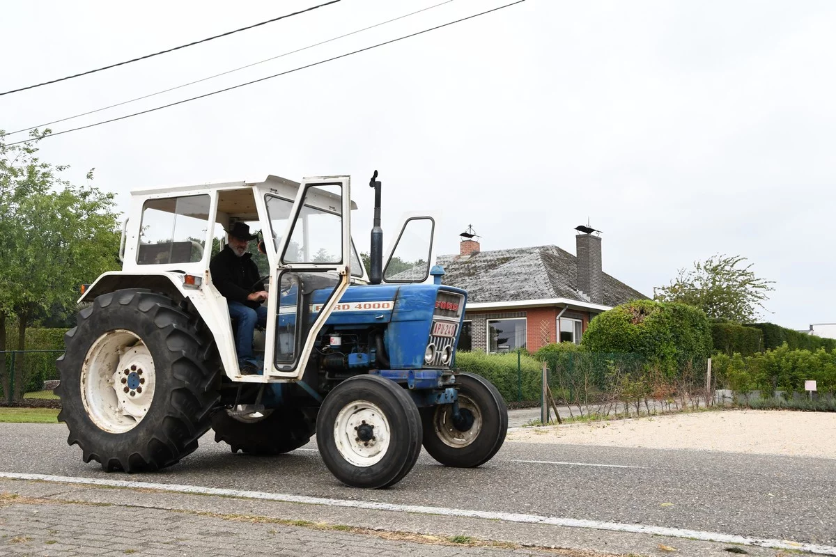 DÉVOILEMENT D'UN TRACTEUR BRECHT: quelque 300 tracteurs bénis au profit d'une œuvre caritative