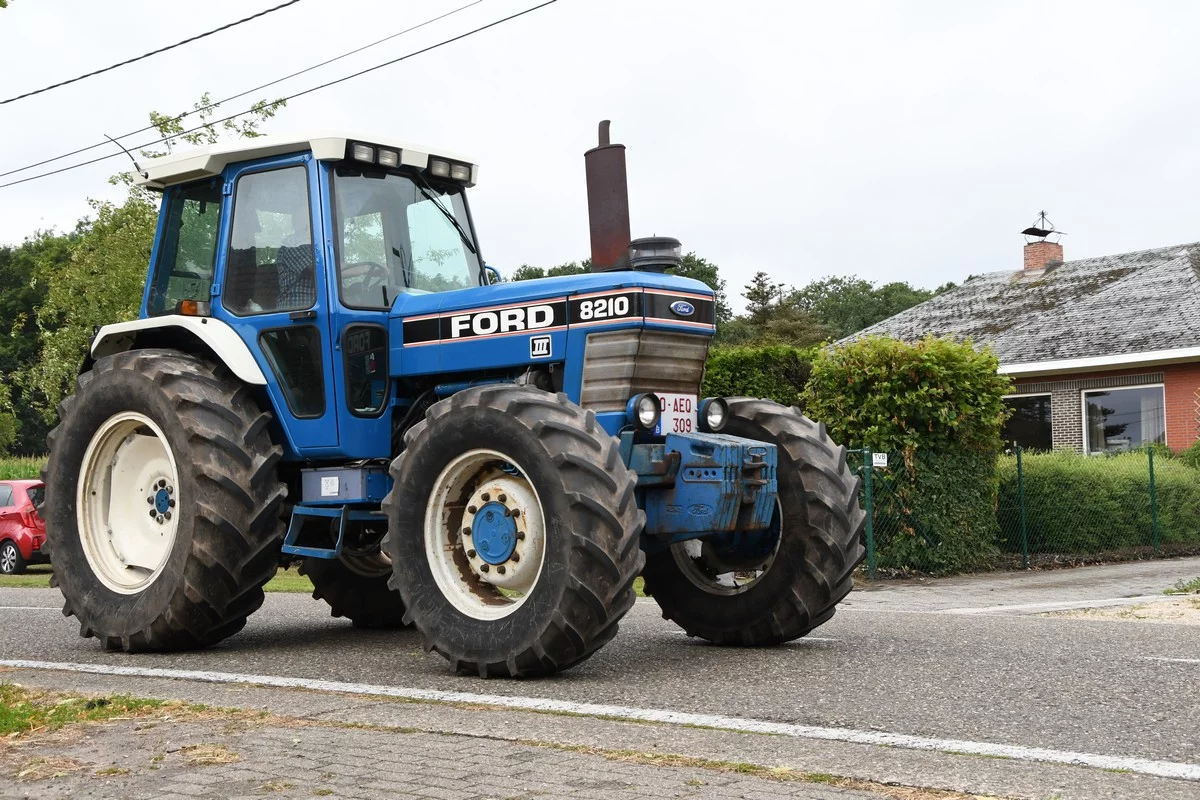 DÉVOILEMENT D'UN TRACTEUR BRECHT: quelque 300 tracteurs bénis au profit d'une œuvre caritative