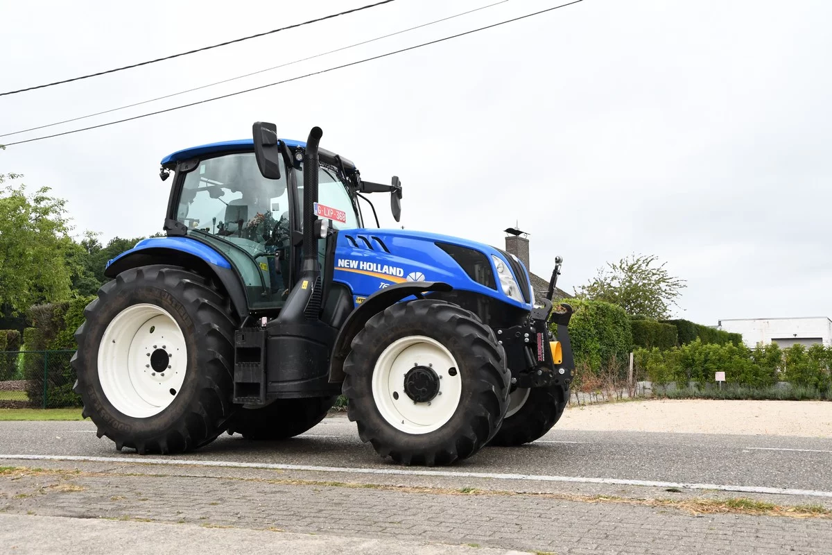 DÉVOILEMENT D'UN TRACTEUR BRECHT: quelque 300 tracteurs bénis au profit d'une œuvre caritative