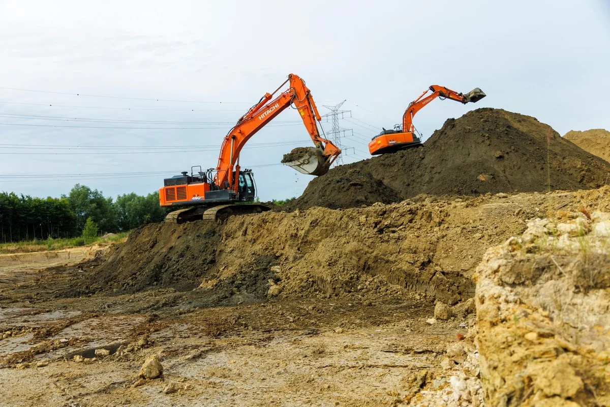 Les grandes excavatrices Hitachi de Ceulemans contribuent à la protection contre les inondations