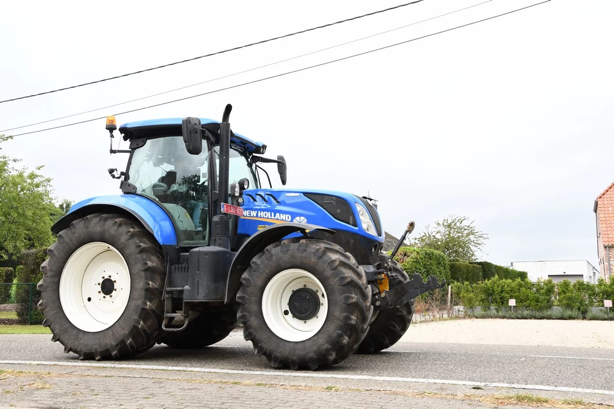 DÉVOILEMENT D'UN TRACTEUR BRECHT: quelque 300 tracteurs bénis au profit d'une œuvre caritative