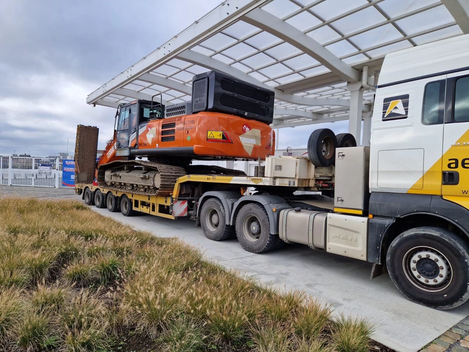ZHY350LCH-7 dual fuel wordt getankt bij waterstoftankstation