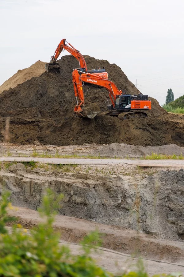 Grote Hitachi graafmachines van Ceulemans helpen bij bescherming tegen overstromingen