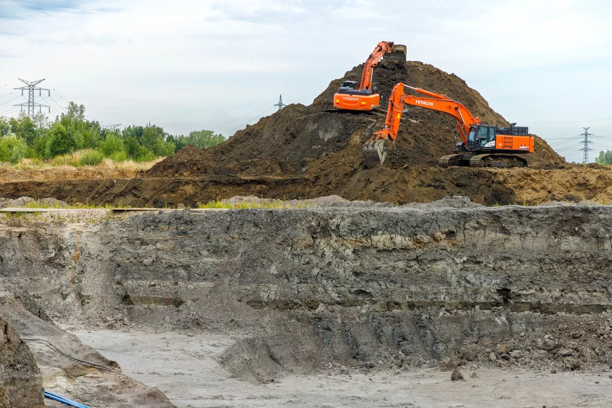 Grote Hitachi graafmachines van Ceulemans helpen bij bescherming tegen overstromingen