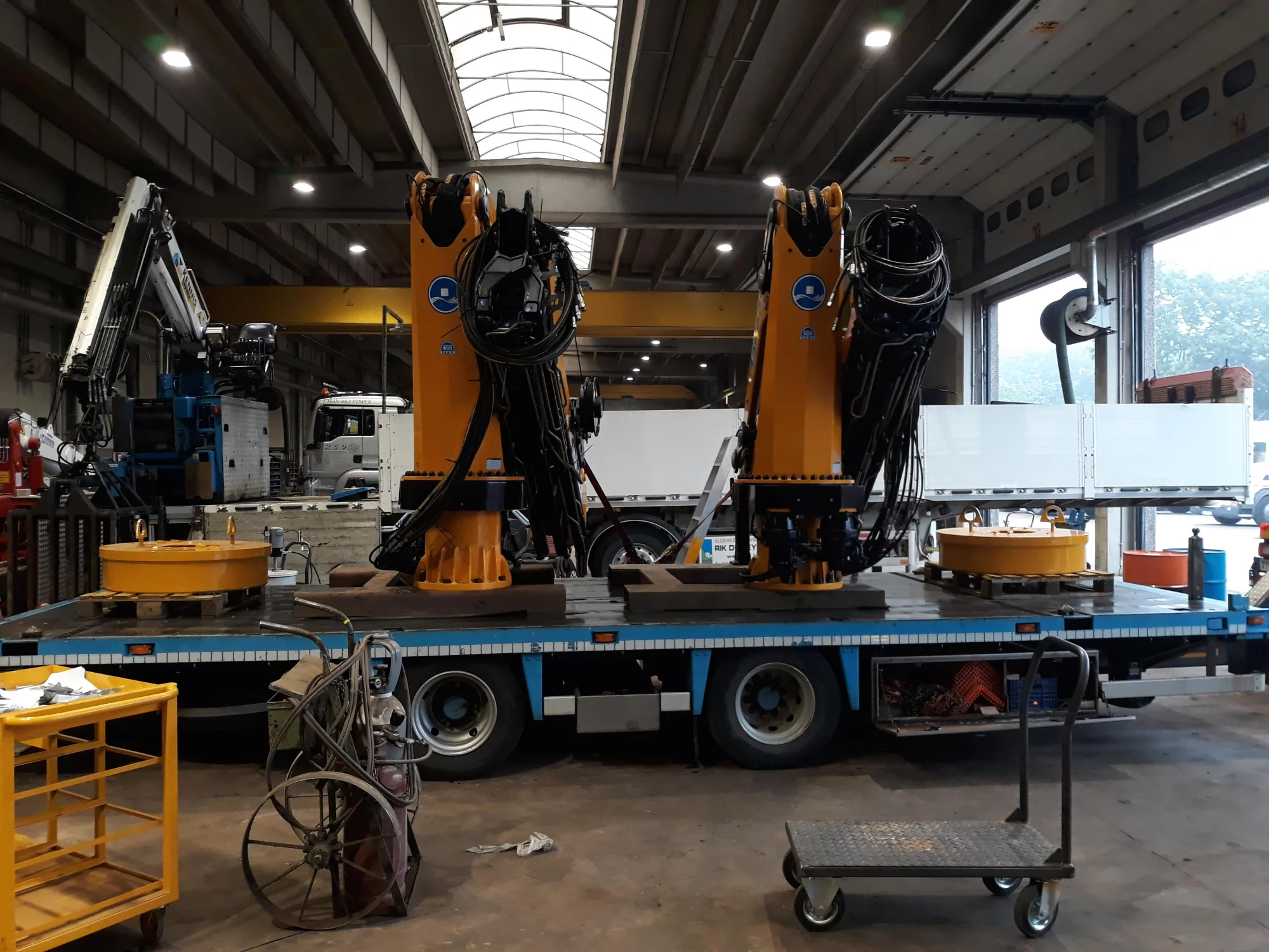 Twee nieuwe Effer marine kranen voor Oiltanking Stolthaven Antwerp NV