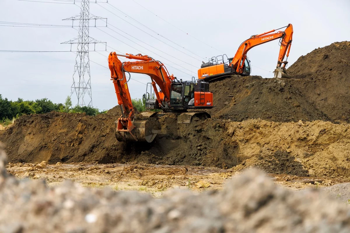 Grote Hitachi graafmachines van Ceulemans helpen bij bescherming tegen overstromingen