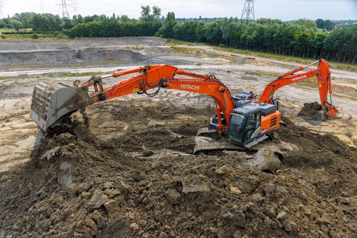 Grote Hitachi graafmachines van Ceulemans helpen bij bescherming tegen overstromingen
