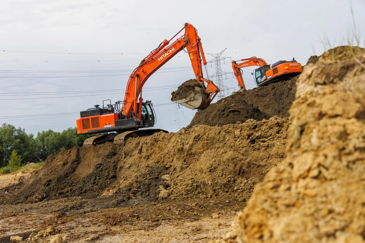 Grote Hitachi graafmachines van Ceulemans helpen bij bescherming tegen overstromingen