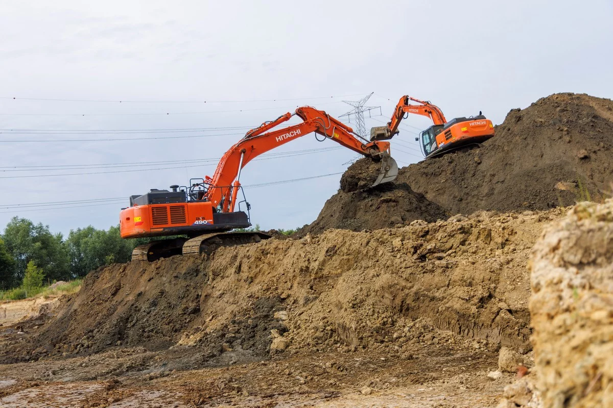 Grote Hitachi graafmachines van Ceulemans helpen bij bescherming tegen overstromingen