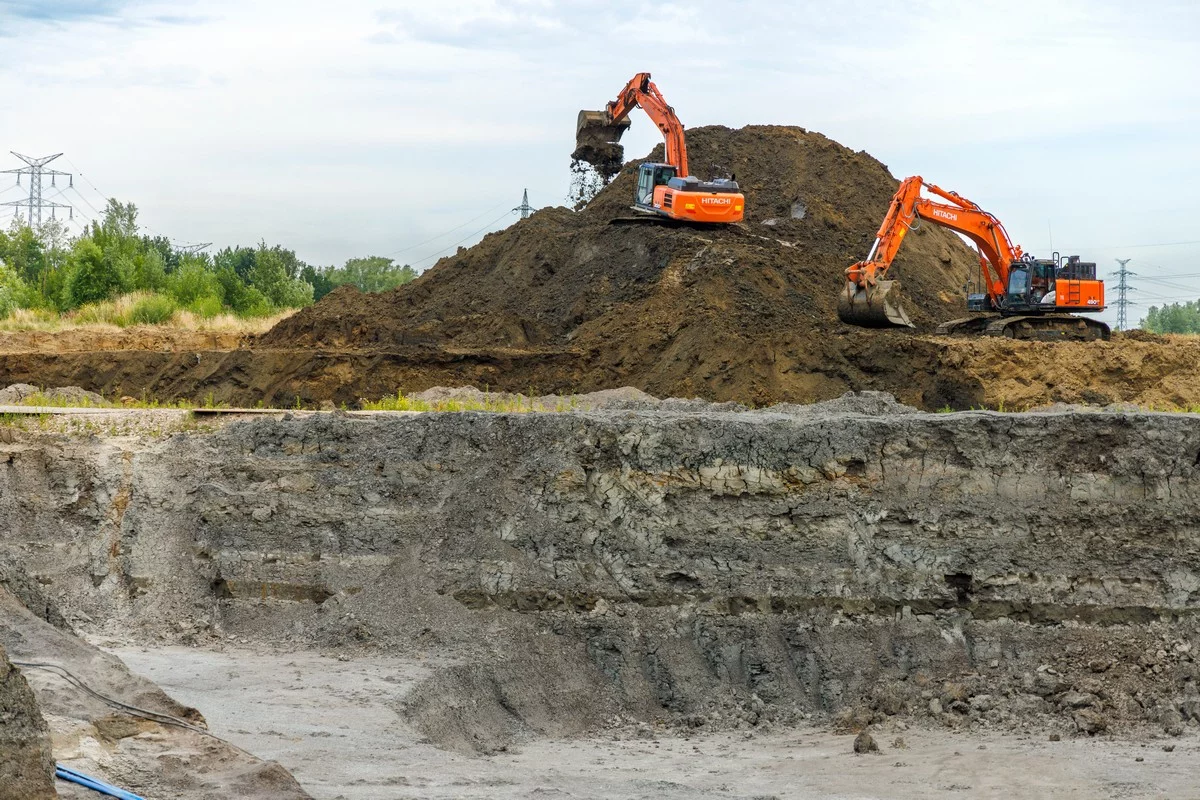 Grote Hitachi graafmachines van Ceulemans helpen bij bescherming tegen overstromingen