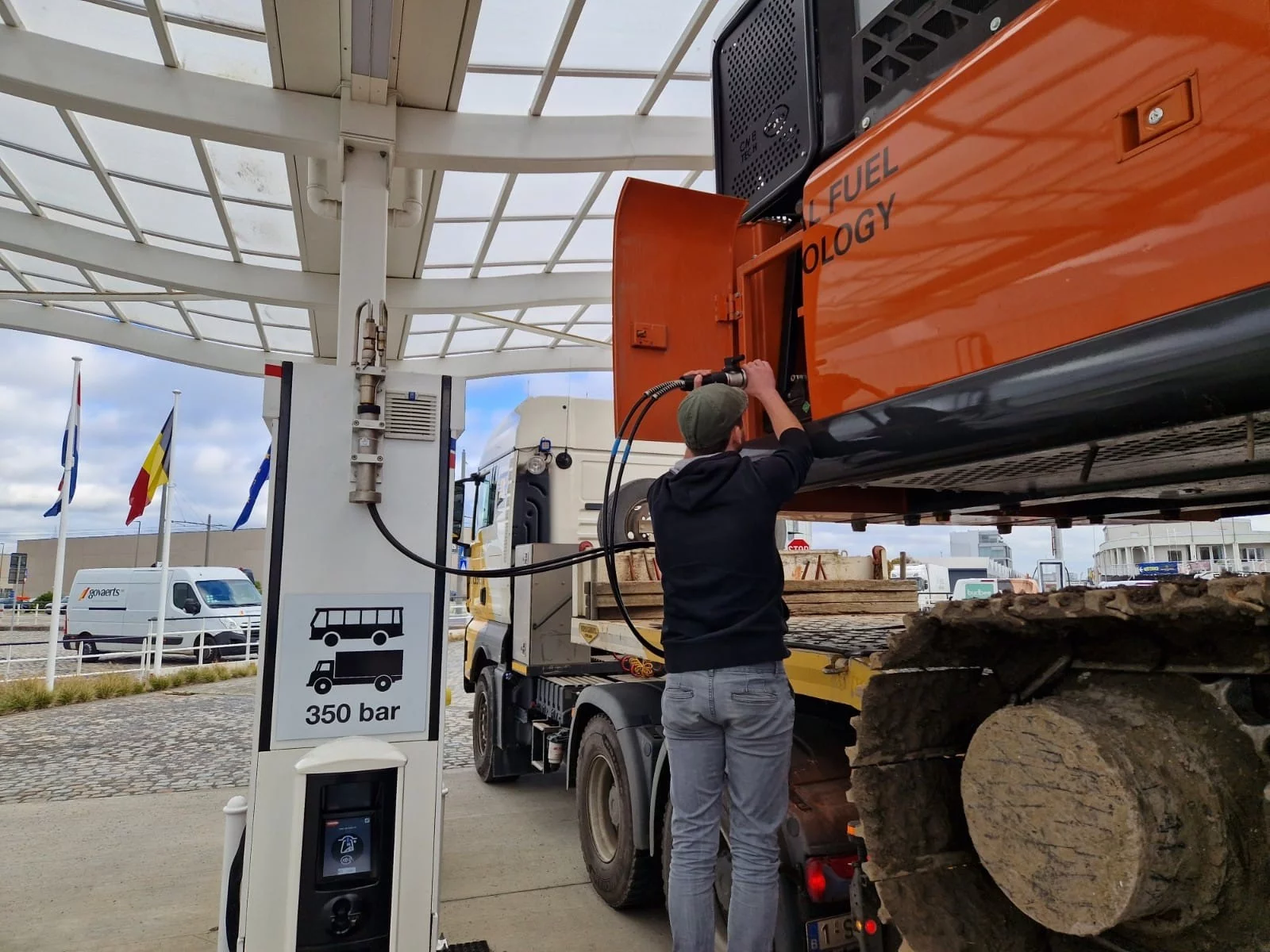 ZHY350LCH-7 dual fuel wordt getankt bij waterstoftankstation