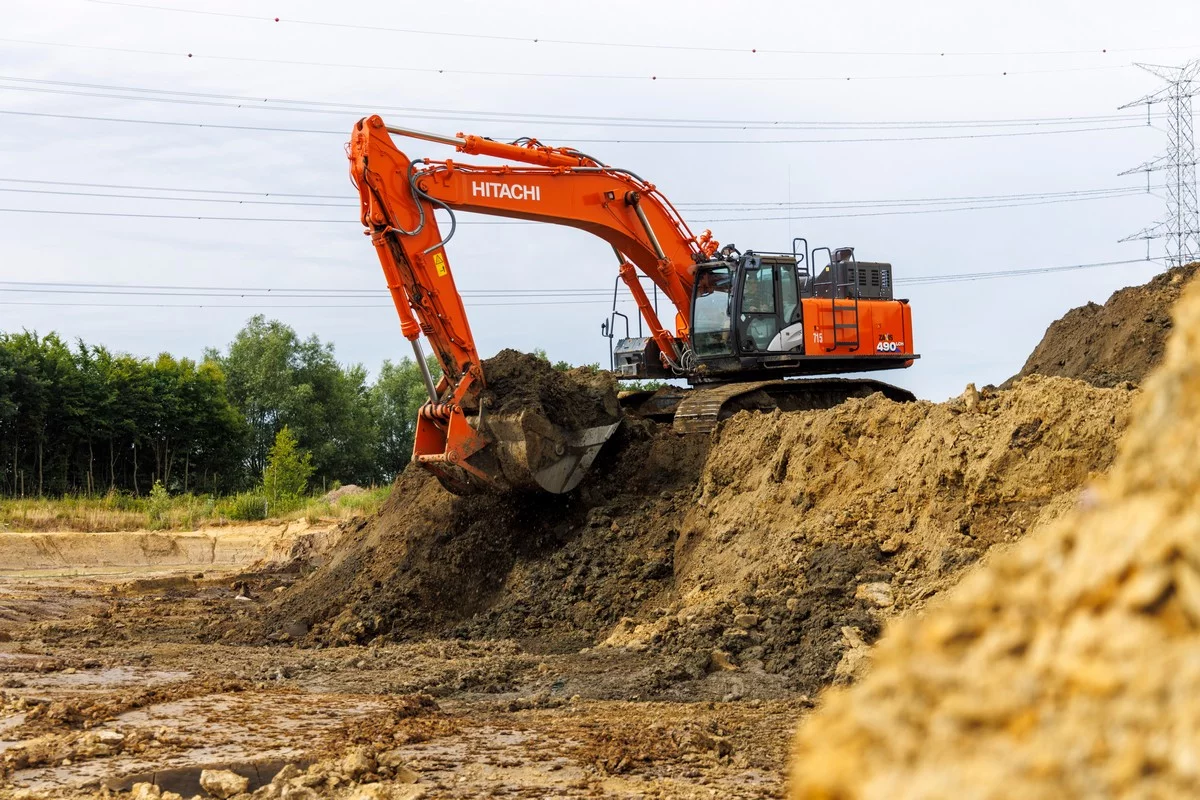 Grote Hitachi graafmachines van Ceulemans helpen bij bescherming tegen overstromingen