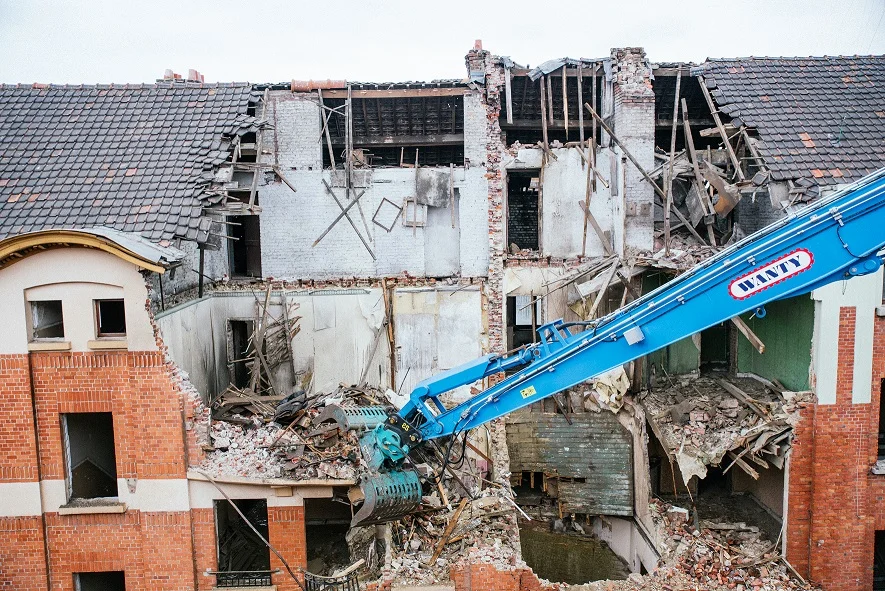 Luyckx levert Hitachi ZX490LCH-6 STC HRD sloopkraan aan Wanty