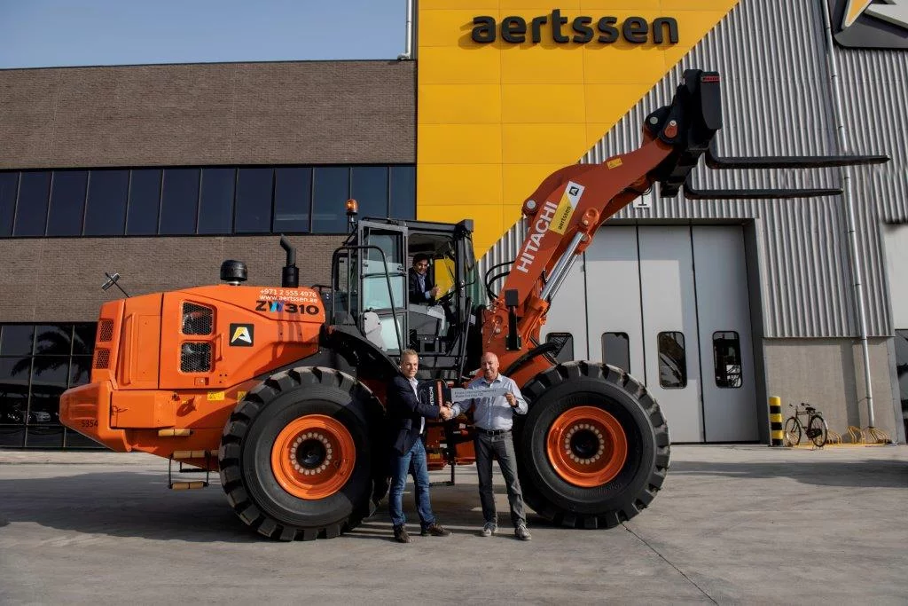 Levering van 6 nieuwe Hitachi wielladers ZW310 voor Aertssen Machinery Services
