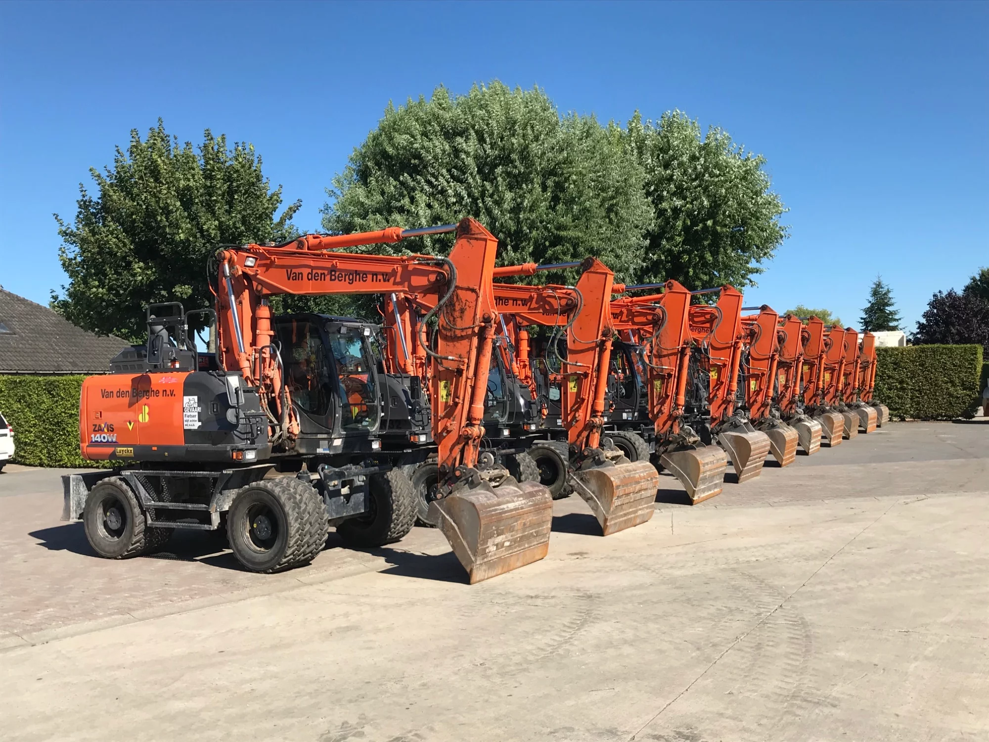 Prachtige reeks graafmachines op banden van Van Den Berghe nv
