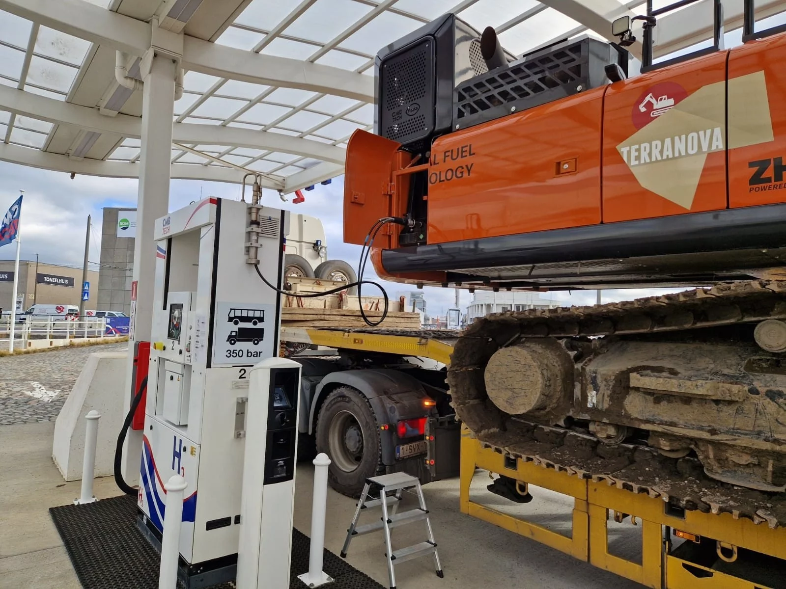 ZHY350LCH-7 dual fuel wordt getankt bij waterstoftankstation