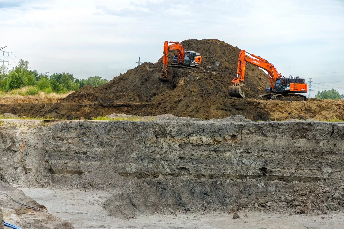 Grote Hitachi graafmachines van Ceulemans helpen bij bescherming tegen overstromingen