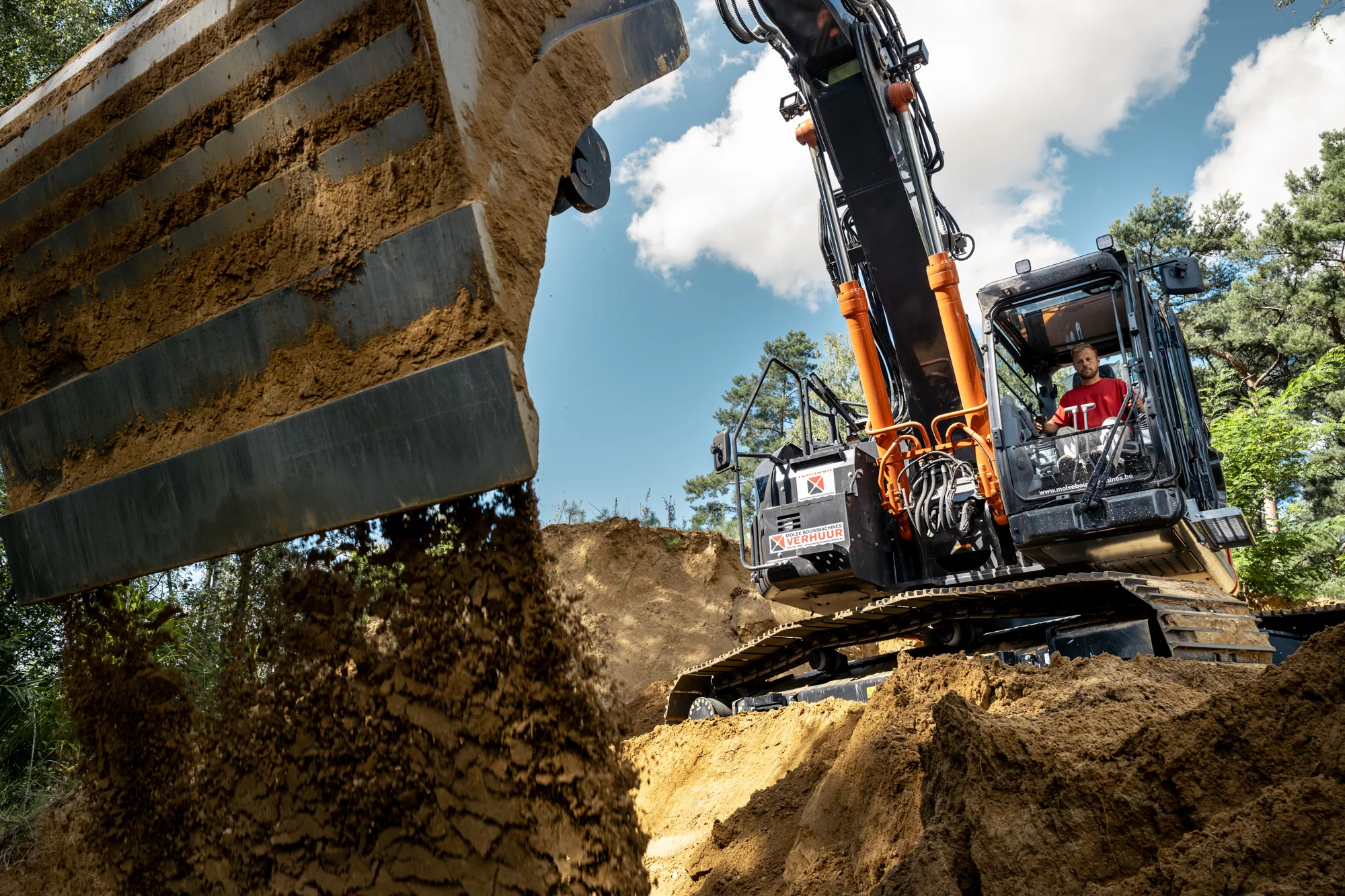 Eerste Hitachi ZX375US-7-2P geleverd aan Molse Bouwmachines