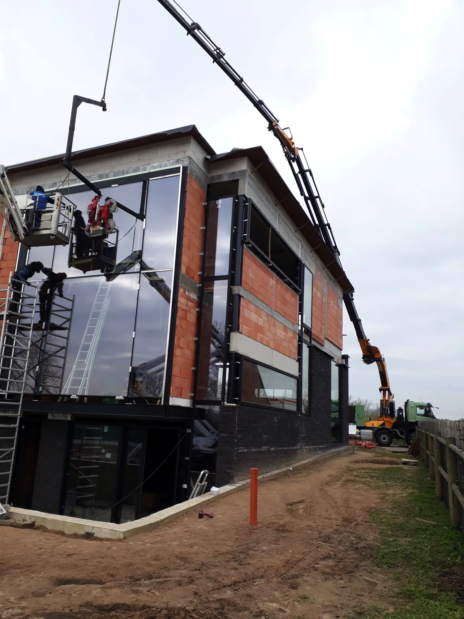 Oplevering van EFFER 955-8S + JIB 6S met V-Stab (360° stabiliteit)