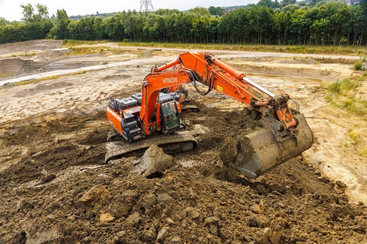 Grote Hitachi graafmachines van Ceulemans helpen bij bescherming tegen overstromingen