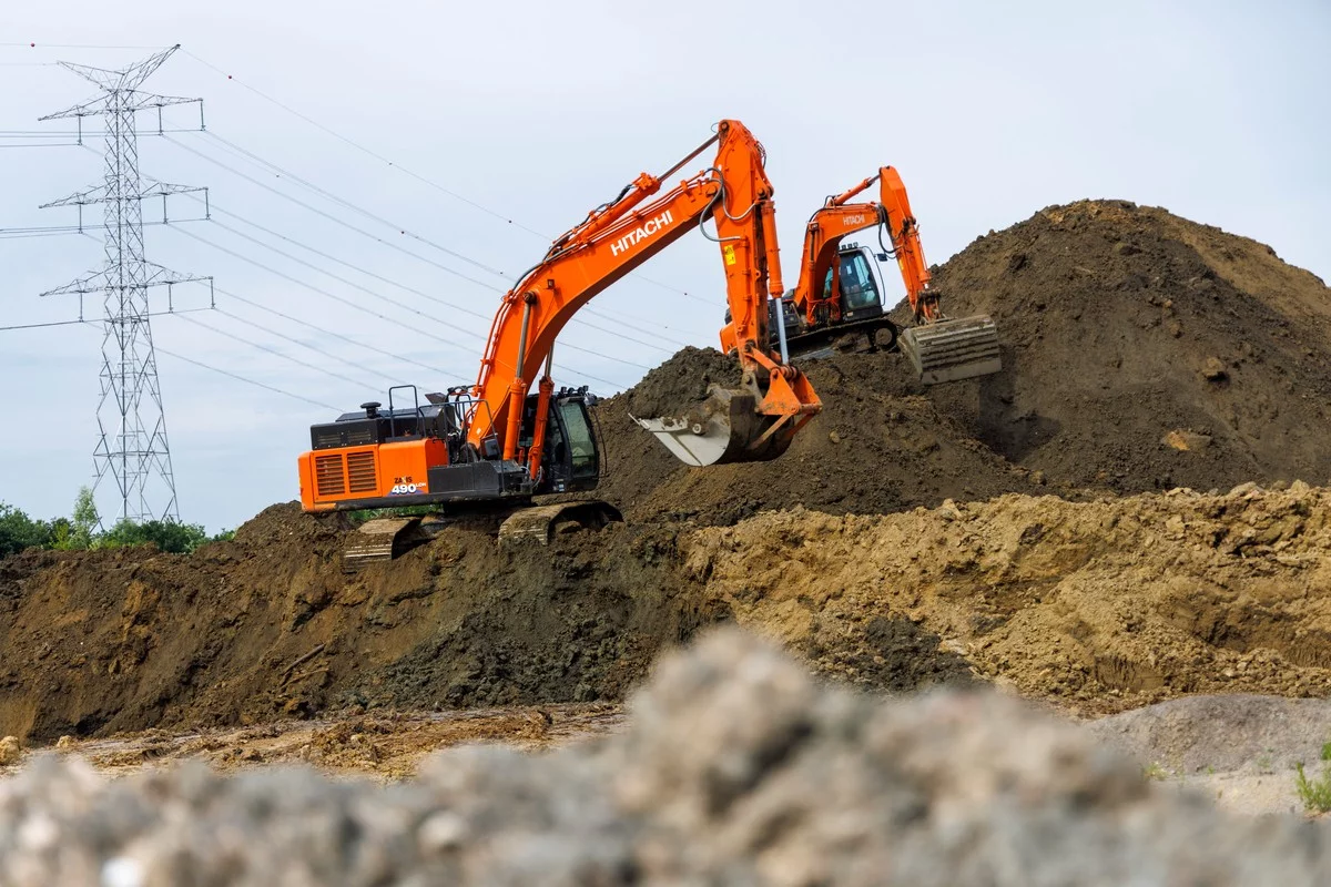 Grote Hitachi graafmachines van Ceulemans helpen bij bescherming tegen overstromingen